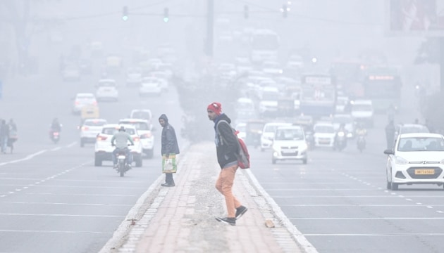 With low wind speed and high moisture in air, Delhi recorded a minimum temperature of 7 degree Celsius on Monday which was two degrees below normal. (Sanchit Khanna / HT Photo) With low wind speed and high moisture in air, Delhi recorded a minimum temperature of 7 degree Celsius on Monday which was two degrees below normal. (Sanchit Khanna / HT Photo)