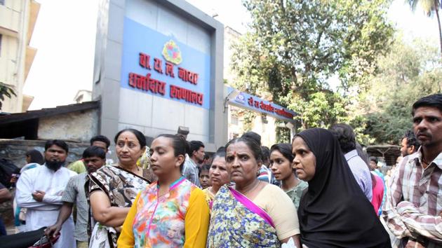 Relatives of Maru, who died at Nair hospital. (FILE) Relatives of Maru, who died at Nair hospital. (FILE)