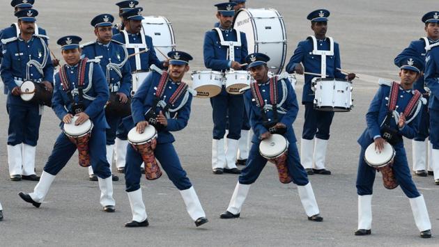 The performances by the Army, Air Force and Naval bands, among other troupes, thrilled the audience as they cheered loudly. (Mohd Zakir / HT Photo) The performances by the Army, Air Force and Naval bands, among other troupes, thrilled the audience as they cheered loudly. (Mohd Zakir / HT Photo)