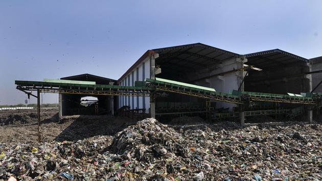 Thousands of tonnes of municipal solid waste from Faridabad and Gurgaon has been lying untreated at the Bandhwari plant, which is now just a dumping site. (HT Photo) Thousands of tonnes of municipal solid waste from Faridabad and Gurgaon has been lying untreated at the Bandhwari plant, which is now just a dumping site. (HT Photo)