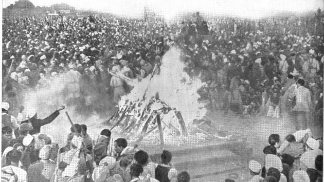 The funeral pyre is seen aflame at Rajghat. Hundreds offered floral tributes at the ‘samadhi’ or pyre platform with special prayers held every Friday. (Henri Cartier-Bresson)