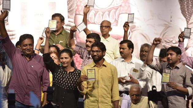 (L to R) Actor Prakash Raj, Kavitha Lankesh, Gujarat MLA Jignesh Mewani, S H Dooraswamy, Kanhaiya Kumar and Umar Khalid (not in picture) during an event observed ‘Gauri Day’ on the birth anniversary of the slain journalist at Town Hall in Bengaluru. (Arijit Sen / HT Photo) (L to R) Actor Prakash Raj, Kavitha Lankesh, Gujarat MLA Jignesh Mewani, S H Dooraswamy, Kanhaiya Kumar and Umar Khalid (not in picture) during an event observed ‘Gauri Day’ on the birth anniversary of the slain journalist at Town Hall in Bengaluru. (Arijit Sen / HT Photo)