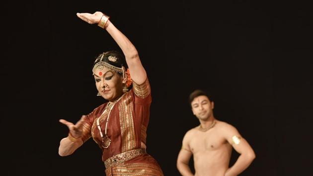 Mallika Sarabhai performs with her son Revanta at the Hindustan Times Kala Ghoda 2017 at Cross Maidan, Churchgate.(HT File Photo)