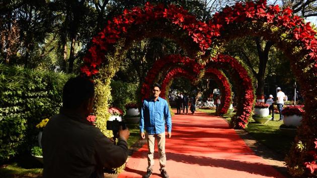 A man poses in front of heart-shaped floral decoration while his friend takes a picture. (Shankar Narayan/HT PHOTO) A man poses in front of heart-shaped floral decoration while his friend takes a picture. (Shankar Narayan/HT PHOTO)