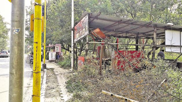 A food stall in what is a reserved forest area in NIBM. Residents claim stalls like these return even after action is taken against them.(Rahul Raut/HT PHOTO)