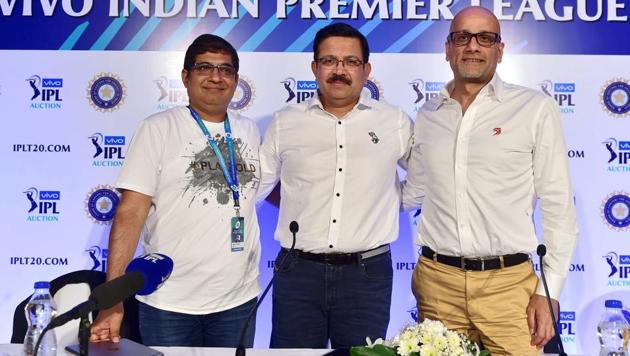 RCB Head Amrut Thomas(L), KKR CEO Venky Mysore and Delhi Daredevils CEO Hemant Dua (R) during a press conference on the second day of the IPL Auction 2018 at a hotel in Bengaluru on Sunday.(PTI)