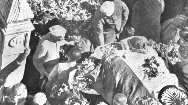 Jawaharlal Nehru (L) and Sardar Patel with Gandhi's bier. The death of the ‘Father of the nation’ was an event unprecedented and turned into days of national mourning. Seasoned politicians, freedom fighters and the general public poured out alike for days to Rajghat where Mahatma Gandhi was cremated. (HT Archive)