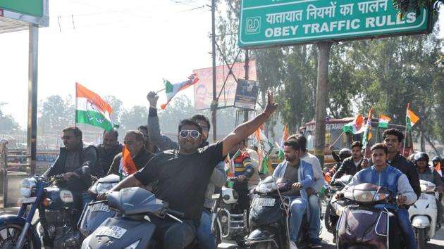 Participants flout traffic norms during the Congress' bike rally in Dehradun on Monday.(HT Photo)