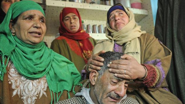 An FIR lodged under Sections 302 and 307 of the Indian Penal Code in Ganowpora village mentions an Indian Army Major and others as those who opened fire on civilians, leaving two people dead. Pictured here is Javid Ahmed Lone, father of Class 12 student Suhail who was killed on Monday.(Waseem Andrabi/HT Photo)