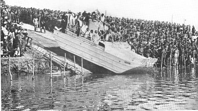 The urn was finally transferred from the chariot to an amphibian vehicle on the bank of the Sangam which then slid down to the river where the ashes were dispersed, marking the end of a chapter in India’s freedom struggle and the beginning of a legacy. (HT Archive)