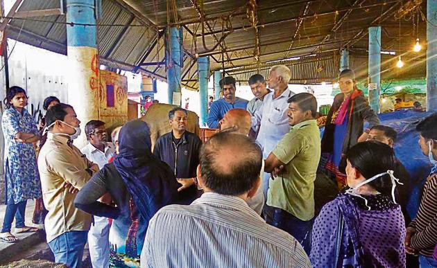 Members of Janwani, a NGO working towards solid waste management, explained to the stall owners at the vegetable market the need to keep their vicinity clean.(HT PHOTO)