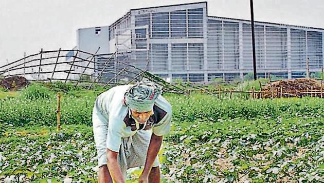 A farmer works in his field next to the closed Tata Motors factory in Singur. In November 2017, the Hooghly district magistrate issued a fresh notice, inviting farmers to work in the fields. Only 50 of the 630 applicants turned up till January 8. (HT File Photo) A farmer works in his field next to the closed Tata Motors factory in Singur. In November 2017, the Hooghly district magistrate issued a fresh notice, inviting farmers to work in the fields. Only 50 of the 630 applicants turned up till January 8. (HT File Photo)