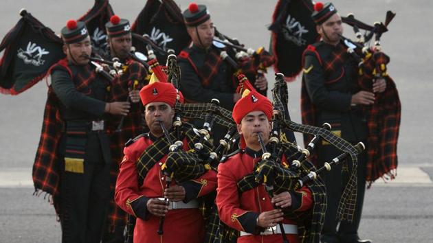 Three Services and Para Military forces bands perform during the Beating Retreat of Republic Day celebrations. The function began with President Ram Nath Kovind arriving at the venue, his first appearance as the Head of State. (Mohd Zakir / HT Photo) Three Services and Para Military forces bands perform during the Beating Retreat of Republic Day celebrations. The function began with President Ram Nath Kovind arriving at the venue, his first appearance as the Head of State. (Mohd Zakir / HT Photo)