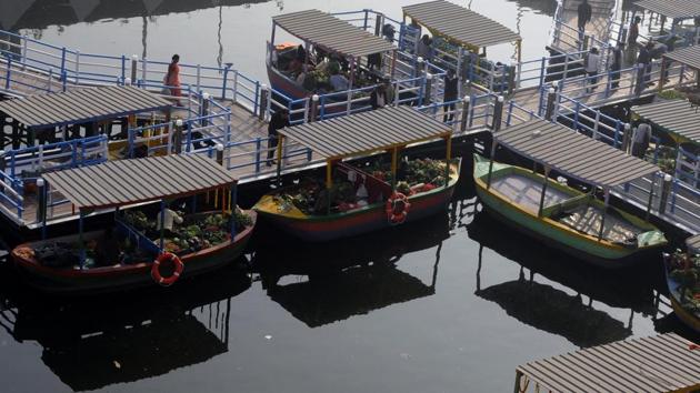 KMDA spent around Rs. 9 crore to set up the floating market spread over 30,000 square metres. The timing for the market is set from 6 am to 1 pm and 4 pm to 9 pm daily. (Samir Jana / HT Photo)