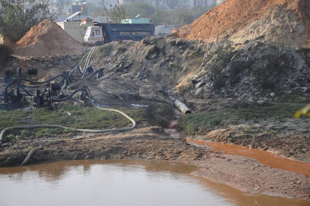 The occupants have installed motor pumps to draw water from the river. (Sakib Ali/HT Photo) The occupants have installed motor pumps to draw water from the river. (Sakib Ali/HT Photo)