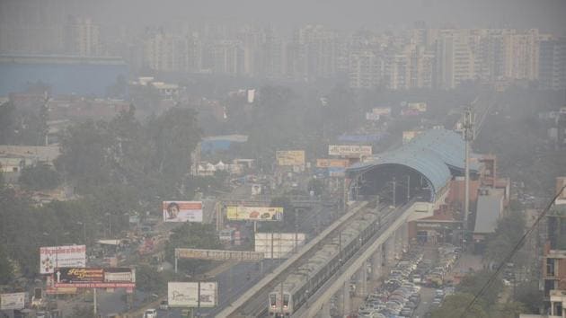 File photo of smog in Ghaziabad which is the seventh most polluted city in India.(HT PHOTO)