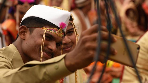 A Maharashtrian couple celebrates their wedding with a selfie. (Bachchan Kumar/HT PHOTO) 