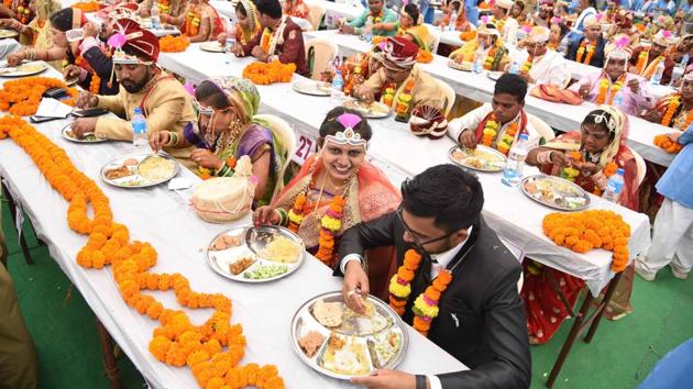 At the function, 40 bridegrooms and 41 brides were from Mumbai, while 44 bridegrooms and 46 brides came from different parts of Maharashtra.  Another 14 bridegrooms and 11 brides had come from different parts of the country.  (Bachchan Kumar/HT PHOTO) 