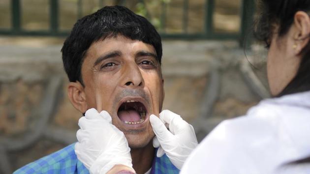 Around 40% cancers in the country (such as lung cancer and cancers of mouth) are caused by tobacco use. Cancer risk can be slashed significantly by curtailing tobacco use, getting vaccinated and adopting a healthier lifestyle.(Burhaan Kinu / Hindustan Times)