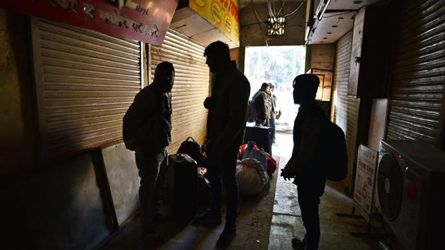 Under Delhi’s Master Plan 2021, there are 2183 road stretches where commercial and mixed-land use is permitted. The sealing is currently happening in areas where this is not permitted or where there have been other violations (such as building an extra floor or the use of a balcony). (Sanchit Khanna/HT Photo) Under Delhi’s Master Plan 2021, there are 2183 road stretches where commercial and mixed-land use is permitted. The sealing is currently happening in areas where this is not permitted or where there have been other violations (such as building an extra floor or the use of a balcony). (Sanchit Khanna/HT Photo)