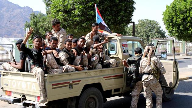 Southern Yemeni separatist fighters ride on the back of a truck in Aden, Yemen January 29, 2018. (REUTERS) Southern Yemeni separatist fighters ride on the back of a truck in Aden, Yemen January 29, 2018. (REUTERS)