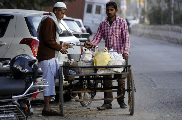 Vendors hope that once the guidelines are implemented, they will not face harassment. (Sunil Ghosh/HT Photo) Vendors hope that once the guidelines are implemented, they will not face harassment. (Sunil Ghosh/HT Photo)