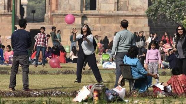 Usually Delhi gets around 16 or 17 days of fog in January. The number of foggy days goes down drastically after that and, in February, Delhi gets around six to seven days of fog.(Sanjeev Verma/HT FILE) Usually Delhi gets around 16 or 17 days of fog in January. The number of foggy days goes down drastically after that and, in February, Delhi gets around six to seven days of fog.(Sanjeev Verma/HT FILE)