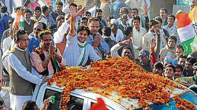 Congress leader Jyotiraditya Scindia along with other party leaders during a roadshow in Mungaoli on Wednesday(Mujeeb Faruqui/ HT Photo)