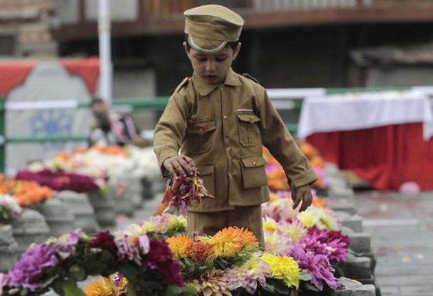 Child paying floral tribute to the martyrs.(HT File)