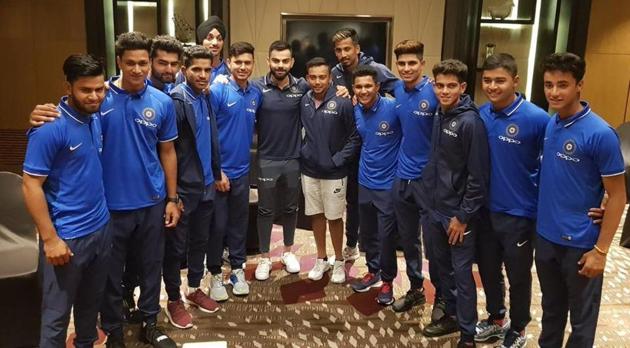 Virat Kohli met with India’s ICC U-19 cricket World Cup team in Mumbai ahead of tits departure to New Zealand.(Twitter)