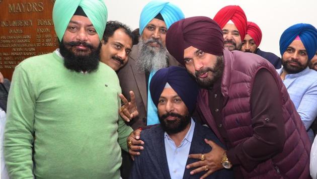 Boycott Done Navjot Sidhu Now Displays Brotherly Love With Mayor Rintu Hindustan Times Proudly managed by the daily wire.