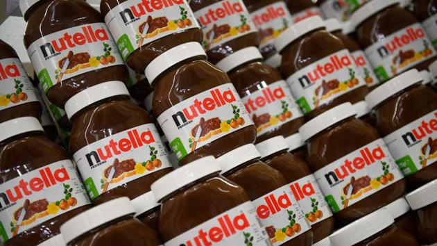 This photo taken on January 30, 2018 in Saint-Gregoire, near Rennes, northwest France, shows containers of Nutella. An independent organisation of the French economic ministry will launch an investigation on the recent 70%-off promotion of the Nutella spread, which sparked melees and brawls in several French supermarkets, learned on January 30.(AFP Photo) This photo taken on January 30, 2018 in Saint-Gregoire, near Rennes, northwest France, shows containers of Nutella. An independent organisation of the French economic ministry will launch an investigation on the recent 70%-off promotion of the Nutella spread, which sparked melees and brawls in several French supermarkets, learned on January 30.(AFP Photo)