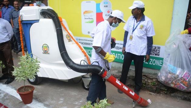 Delhi L-G Anil Baijal had asked all three municipal commissioners to procure requisite mechanical sweepers, litter pickers, water sprinklers within a stipulated time.(HT FILE)