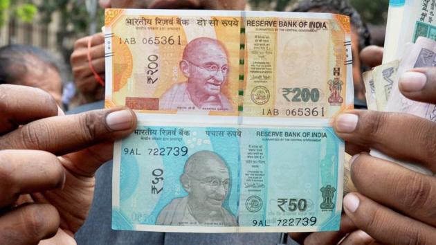 A man shows new currency notes of Rs 200 and Rs 50 outside the Reserve Bank of India in New Delhi.(PTI File Photo) A man shows new currency notes of Rs 200 and Rs 50 outside the Reserve Bank of India in New Delhi.(PTI File Photo)