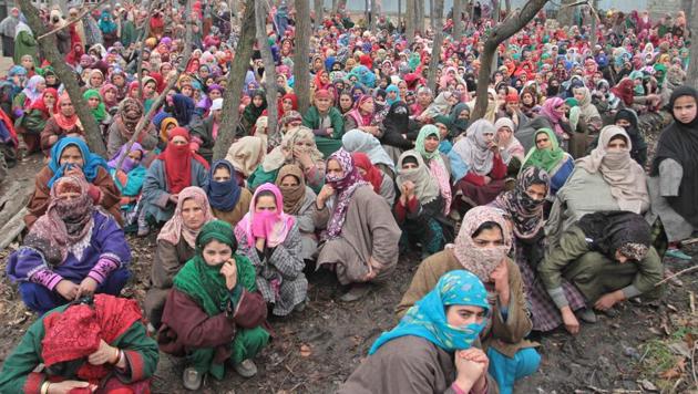 Women at the funeral procession of Rayees Ahmed in Narapora, 55 kilometres south of Srinagar, on Wednesday. Ahmed, who was hit by a bullet in Shopian last week, succumbed to his injuries today.(HT)