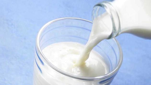 Police have arrested two men and claimed to have recovered 2-quintal milk, 8 tins of refined oil, 6 bags of white powder, 30-litre hydrogen, 40-kg chemical along with a mixer grinder and Rs 4.1 lakh cash from their possession. (HT File/Representational image) Police have arrested two men and claimed to have recovered 2-quintal milk, 8 tins of refined oil, 6 bags of white powder, 30-litre hydrogen, 40-kg chemical along with a mixer grinder and Rs 4.1 lakh cash from their possession. (HT File/Representational image)