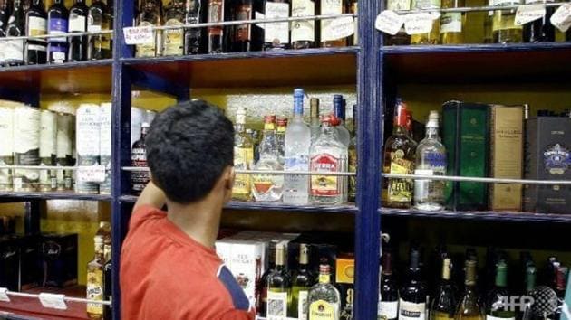 The Supreme Court prohibited the sale of liquor within 500 metres of state and national highways from April 1, 2017.(HT File Photo)