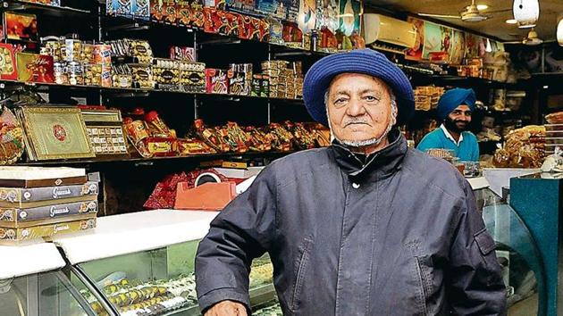 The founder and head of Katani Sweets, Harnek Singh, 83, at his shop in Phase 3B2, Mohali.(Keshav Singh/HT)