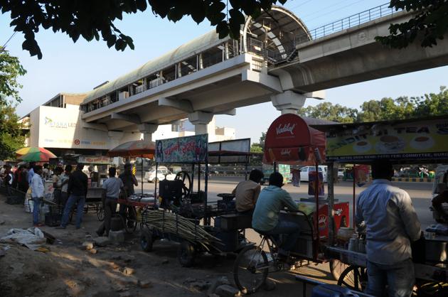 According to the police, the gangs have been striking at vehicles parked in unsafe locations near MG Road. Police said in most cases, they smash the car windows and flee with valuables. (Parveen Kumar/HT FILE) According to the police, the gangs have been striking at vehicles parked in unsafe locations near MG Road. Police said in most cases, they smash the car windows and flee with valuables. (Parveen Kumar/HT FILE)