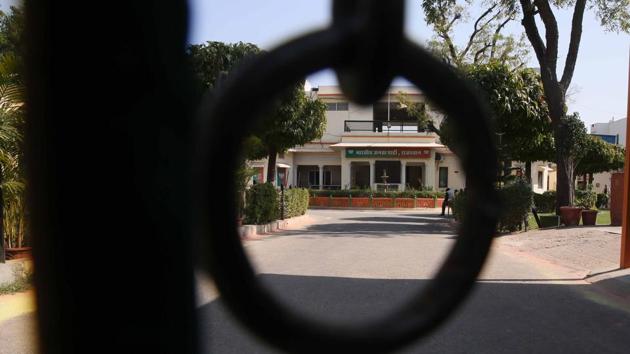 BJP head office in Jaipur wore a deserted look Thursday as Congress swept the bypolls to two Lok Sabha and one assembly seats in Rajasthan.(Himanshu Vyas/HT Photo) BJP head office in Jaipur wore a deserted look Thursday as Congress swept the bypolls to two Lok Sabha and one assembly seats in Rajasthan.(Himanshu Vyas/HT Photo)