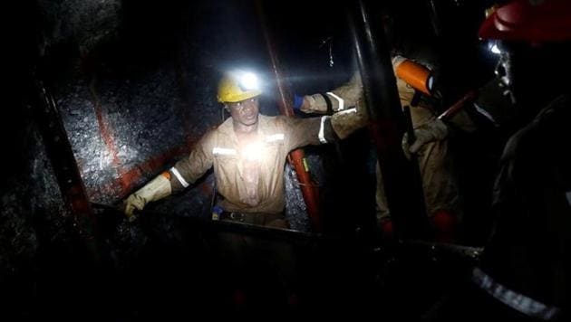 Miners work deep underground at Sibanye Gold's Masimthembe shaft in Westonaria, South Africa, April 3, 2017. (Reuters File Photo) Miners work deep underground at Sibanye Gold's Masimthembe shaft in Westonaria, South Africa, April 3, 2017. (Reuters File Photo)