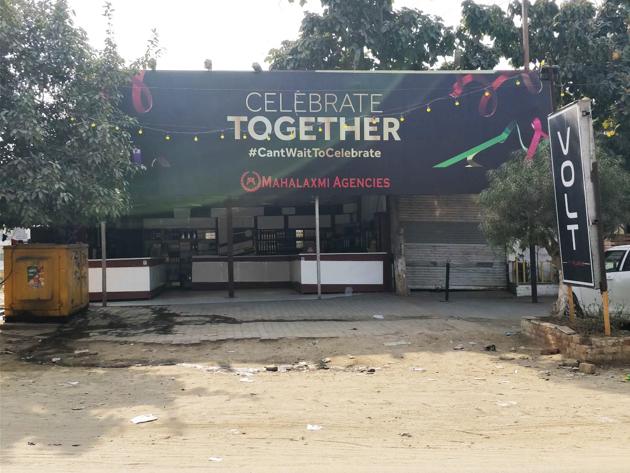 Residents of DLF-3 said that a man was murdered a year ago after two groups got into an argument over drinks and came to blows. They have been asking for the store to be relocated since then.(HT PHOTO)