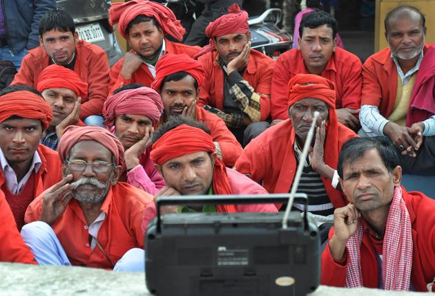 Railway workers listen to finance minister Arun Jaitley’s Union Budget 2018-19 speech on radio, at Moradabad railway station on Thursday.(PTI)