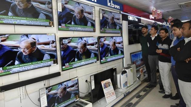People watch finance minister Arun Jaitley present the Union Budget at a TV showroom. (Vipin Kumar/HT) (HT Photo) People watch finance minister Arun Jaitley present the Union Budget at a TV showroom. (Vipin Kumar/HT) (HT Photo)