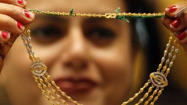 The police in south Mumbai have been struggling with complaints of cheating and robbery by employees of jewellery shops. (HT File(Representational Image)) The police in south Mumbai have been struggling with complaints of cheating and robbery by employees of jewellery shops. (HT File(Representational Image))