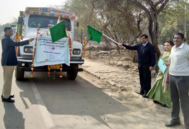 The MCG launches the malba mukht swachh Gurugram campaign at Atul Kataria Chowk on Friday. (HT Photo) The MCG launches the malba mukht swachh Gurugram campaign at Atul Kataria Chowk on Friday. (HT Photo)