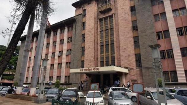Pune municipal commissioner Kunal Kumar recently presented the draft budget of estimate ₹5,397 crore for the year 2018-19. Kumar proposed a 15 per cent hike in property tax for the next fiscal. (HT FILE PHOTO) Pune municipal commissioner Kunal Kumar recently presented the draft budget of estimate ₹5,397 crore for the year 2018-19. Kumar proposed a 15 per cent hike in property tax for the next fiscal. (HT FILE PHOTO)
