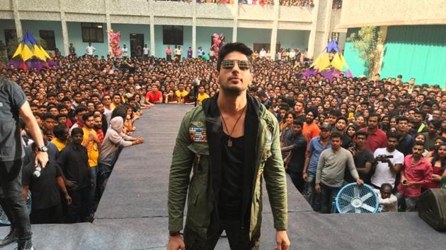 Sidharth Malhotra shoots a song for Aiyaary in Mumbai. Sidharth Malhotra shoots a song for Aiyaary in Mumbai.
