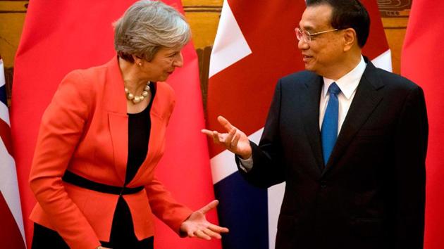 British Prime Minister Theresa May (L) and Chinese Premier Li Keqiang talk during a signing ceremony at the Great Hall of the People in Beijing on January 31, 2018. (Mark Schiefelbein / AFP) British Prime Minister Theresa May (L) and Chinese Premier Li Keqiang talk during a signing ceremony at the Great Hall of the People in Beijing on January 31, 2018. (Mark Schiefelbein / AFP)