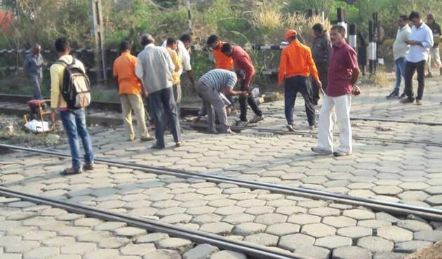 A Western Railway maintenance team works to fix the rail fracture at Umroli Road station on Saturday morning. (HT Photo) A Western Railway maintenance team works to fix the rail fracture at Umroli Road station on Saturday morning. (HT Photo)